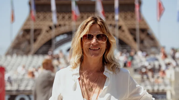 Virginie Coupérie-Eiffel devant la tour... Eiffel bien sûr!