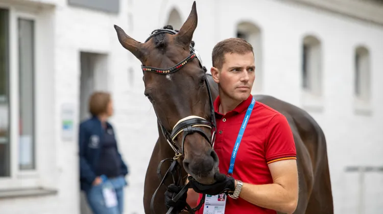 Frederic Wandres s'apprête ici à présenter Bluetooth à l'inspection des chevaux du CDIO 5* d'Aix-la-Chapelle, édition 2023