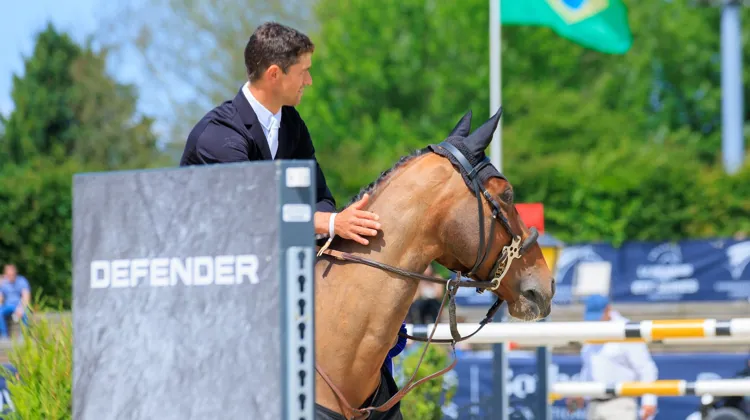 Victor Bettendorf et Big Star des Forêts lors de la remise des prix du Prix Defender au Sotheby’s International Realty CSIO Deauville