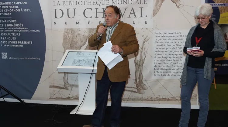 Xavier Libbrecht à la conférence de presse pour le lancement officiel du site internet de La Bibliothèque Mondiale du Cheval, en décembre 2018, au Salon du Cheval, accompagné de Marie Laure Peretti.
