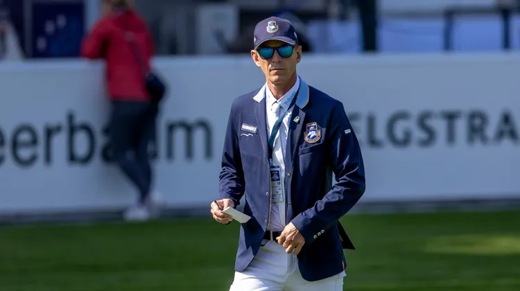 Chacun sa manière d’effectuer la reconnaissance de piste! Par exemple, le multi-médaillé suédois Peder Fredricson marche toujours son parcours avec un papier à la main, sur lequel il indique ses contrats de foulées entre chaque obstacle.