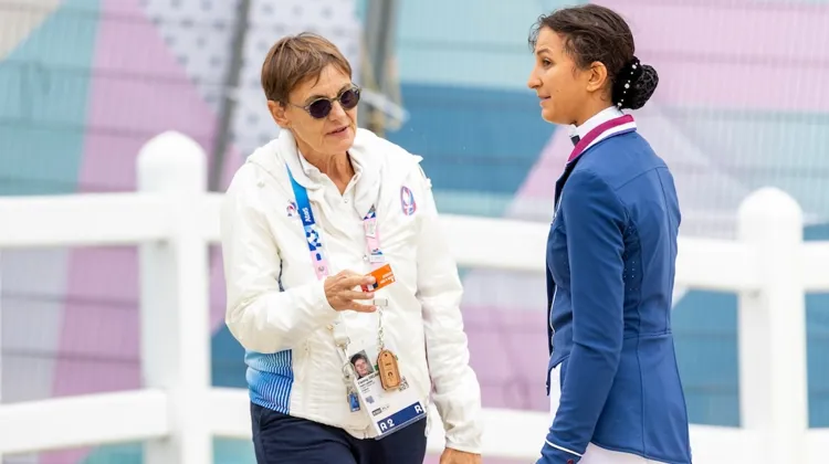 Fanny Delaval, directrice technique nationale adjointe au para-dressage et cheffe de l’équipe de France de la discipline para-dressage (à droite) et Chiara Zenati (à gauche).