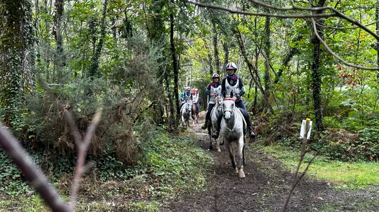 Clémentine Chaud et Mélody Théolissat mènent ici le groupe de chasse avec Doha d’Artagnan et Yalla de Jalima.