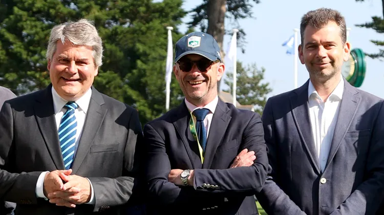 Pierre de Brissac pose ici entre Franck Louvrier, le maire de La Baule (à gauche), et Frédéric Bouix, le nouveau président de la FFE.