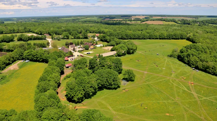 Fondé en 1984 par la famille Nageleisen, le domaine des Grilles s’inscrit dans une démarche écoresponsable, des panneaux photovoltaïques jusqu’au parcours de cross.