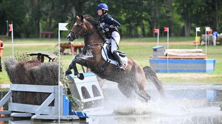 Aux championnats d’Europe Poneys de concours complet au Mans, qu’ils ont disputés fin juillet en individuel, Emma Lemaitre et Flash des Étoiles ont terminé à une belle huitième place, laissant augurer une année 2024 sous le drapeau tricolore.