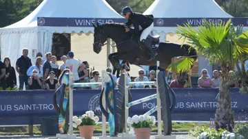Jean-Luc Mourier et Quaker Brimbelles lors du Grand Prix du CSI 3* de Gassin, le 20 octobre 2024.
