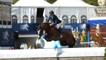 Sous la selle de l’Allemand Dirk Ahlmann, Cascallo I, ici dans une épreuve dédiée aux jeunes chevaux à Hambourg, a évolué jusqu’à 1,50m.