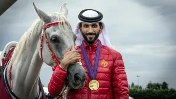 Le Cheik Nasser ben Hamad al-Khalifa en 2024 à Monpazier avec Everest La Majorie, partenaire de son second titre consécutif de champion du monde.