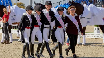 Charlotte Heering, Nanna Skodborg Merrald, Daniel Bachmann Andersen, Cathrine Dufour et leur chef d'équipe Anne-Mette Binder en route vers la troisième marche du podium l'an passé aux Européens. 