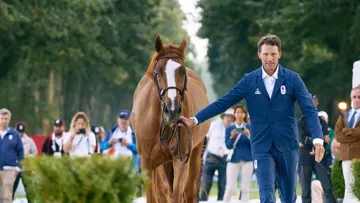  Scuderia 1918 Viking d’la Rousserie et Kevin Staut lors de la visite vétérinaire initiale des Jeux olympiques de Paris 2024, ce matin. 