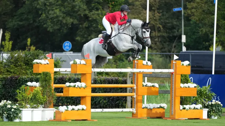 Géraldine Straumann et Long John Silver pendant les championnats d'Europe Jeunes Cavaliers de Kronenberg, en juillet 2024.