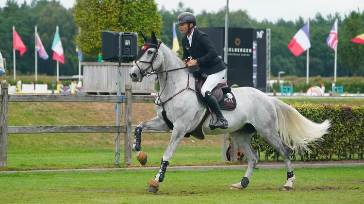 Rodrigo Giesteira Almeida et Karonia.L lors d’un récent concours sur la piste en herbe de Kronenberg.