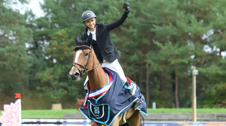 Âgé seulement de quinze ans, Antoine Domergue a mené La Libellule au titre de championne de France de juments de quatre ans, prouvant qu’un jeune cavalier et un jeune cheval peuvent former un couple gagnant.