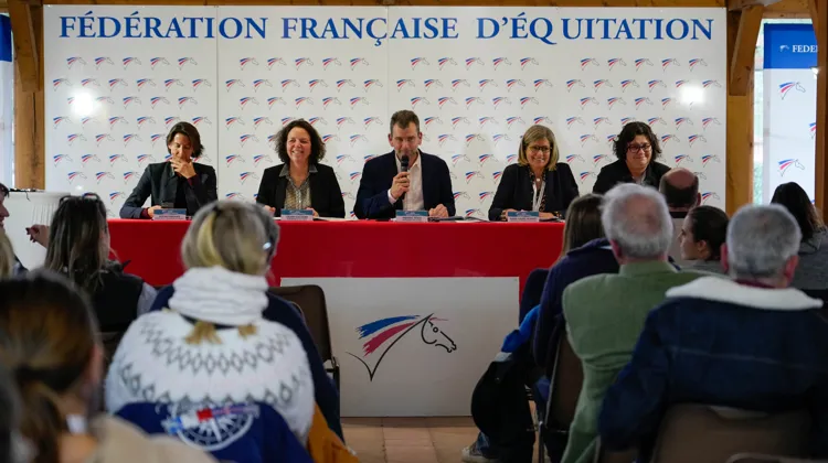 De gauche à droite: Sophie Dubourg, Directrice technique nationale, Valérie Dalodier, présidente du Comité national de tourisme équestre, Frédéric Bouix, président de la Fédération française d’équitation, Marie-Laure Deuquet, secrétaire générale, et Élisabeth Treilland, trésorière.
