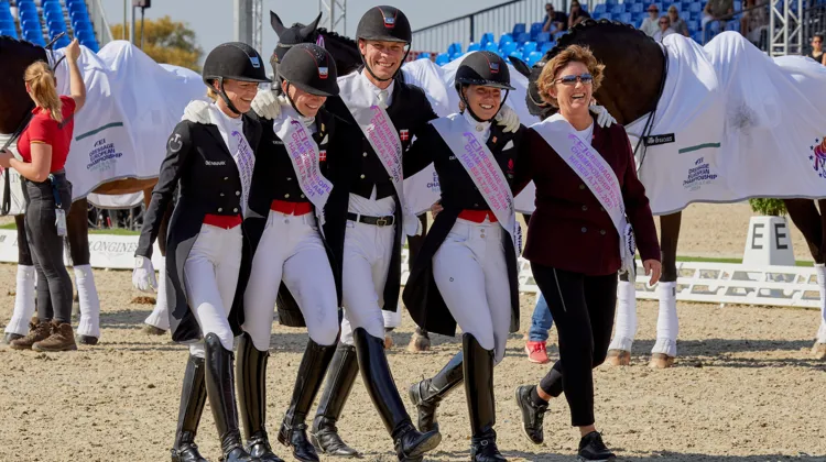 Charlotte Heering, Nanna Skodborg Merrald, Daniel Bachmann Andersen, Cathrine Dufour et leur chef d'équipe Anne-Mette Binder en route vers la troisième marche du podium l'an passé aux Européens. 