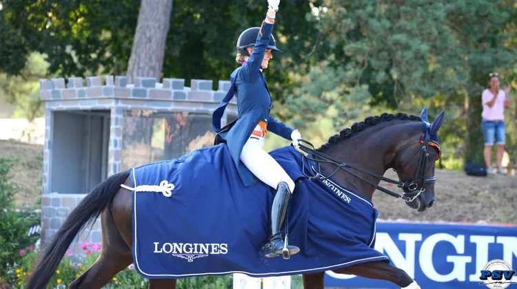 La Néerlandaise Esmee Donckers s'est imposée dans le championnat d'Europe LONGRINES Jeunes cavaliers.