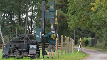 Pose de clôtures De Sutter Naturally à l’aide d’une machine spécifique guidée par laser.