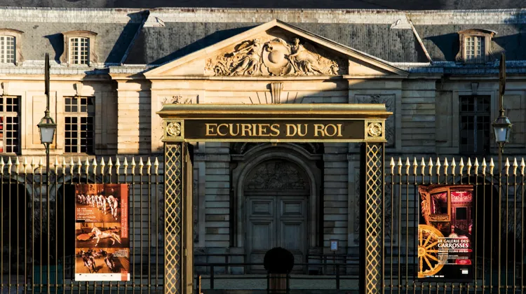 Le premier CSI 5* de Versailles se tient sur une piste en sable, aménagée dans la Grande écurie du château.