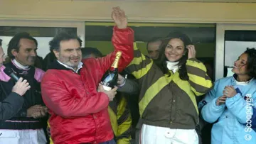 Raphaël Mezrahi, vainqueur de la course des stars lors du Festival Epona. 