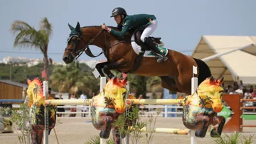 Harry Allen et Guiness ont remporté l'argent par équipes aux championnats d'Europe Jeunes cavaliers de Vilamoura.