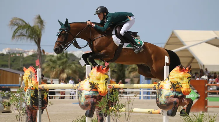 Harry Allen et Guiness ont remporté l'argent par équipes aux championnats d'Europe Jeunes cavaliers de Vilamoura.