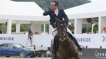 Olivier Perreau, heureux de sa victoire dans le Grand Prix du CSI 5* de Valence avec GL Events Venizia D'aiguilly.