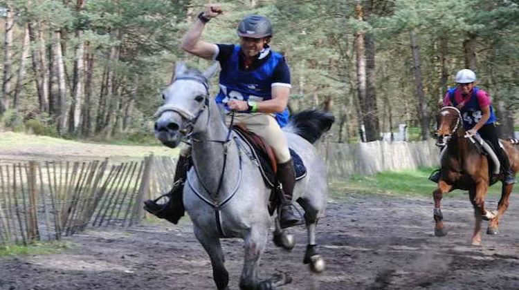Laurent Mosti l'emporte au sprint sur Enora Boulenger