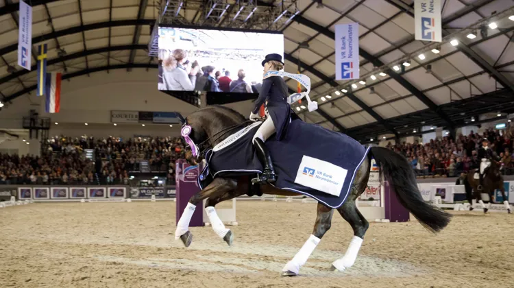 L'Allemande Helen Langehanenberg s'est imposée dans la Coupe du monde de Neumünster avec Damsey FRH.