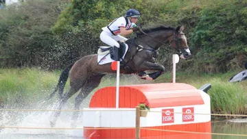 La Britannique Izzy Taylor, en tête du CICO 3* de Ballindenisk et de la Coupe des nations, ici avec KBIS Briarlands Matilda © Scoopdyga