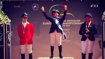 Dans la catégorie Enfants, la cavalière tricolore Élisa Mellec a pris la médaille de bronze derrière le Britannique Robert Murphy et l?Italien Lorenzo Sciacca. Photo collection privée