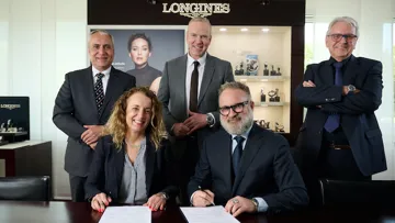 Ingmar de Vos, président de la FEI, Sabrina Ibáñez, secrétaire générale de la FEI, Matthias Breschan, PDG de Longines, Bernardo Tribolet, vice-président de Longines en charge du marketing, et Urs Schiendorfer, consultant mondial indépendant pour les sports équestres