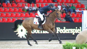 Roger-Yves Bost ne manque jamais une occasion de féliciter sa jument, lui qui dispose du meilleur piquet qu?il ait jamais eu. Photo Scoopdyga