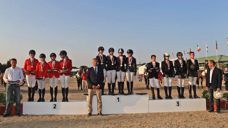 Les Bleuettes, sacrées championnes d'Europe Enfants, vendredi © FEI Photos