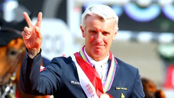 Bosty n?abandonne jamais son naturel farceur, pas même sur le podium protocolaire des championnats d?Europe, ses championnats d?Europe. Photo Scoopdyga