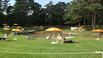 Les spectateurs vont admirer les cavaliers assis sur les transats. Photo GPCST