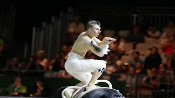 Jacques Ferrari s'est envolé vers la victoire et est devenu champion du monde de voltige lors des Jeux équestres mondiaux, aux côtés de François Athimon et de Poivre Vert. Photo PSV Morel 