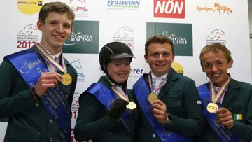 © Hervé Bonnaud - www.1clicphoto.com & Tomas Holcbecher - www.holcbecher.com