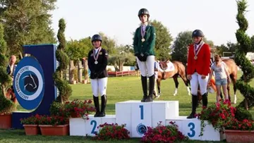 Une Irlandaise, une Britannique et une Danoise se sont partagé le podium du championnat d?Europe Poney de CSO, promis à la Française Nino Castex jusqu?au dernier instant. Photo DR