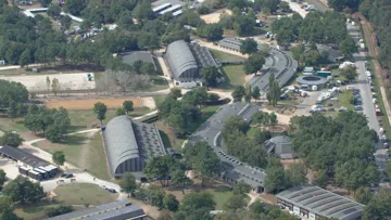 Sur un vaste site de trois cents hectares, l?École nationale d?équitation compte quatre grandes écuries, sept manèges, seize carrières olympiques, près de cinquante kilomètres de pistes aménagées ainsi qu?une clinique vétérinaire moderne. Crédit Alain Lau