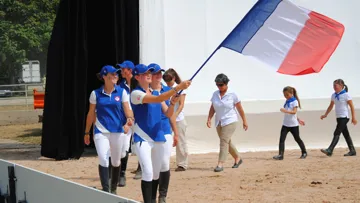 Bénédicte emboîte le pas à son équipe lors de la cérémonie d'ouverture (Crédit DR)