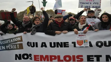 Emmanuel Feltesse vice-président de la FFE et François Lucas président du Comité Régional d?Equitation d?Ile de France ont défilé en tête du cortège à Paris. Photo Valentine Cinier