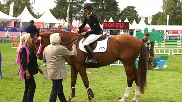 Caintus Z, Zangersheide, hongre alezan, né le 20/04/2008, monté par Marion de Luca, félicité par le président de la SHF, M. Yves Chauvin et la vice-présidente, Mme Danièle Mars.