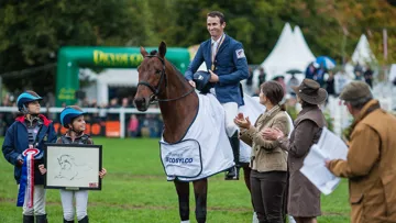 Sirocco du Gers sacré champion des six ans au Mondial du Lion d'Angers 2013, sous la selle de Thomas Carlile. Crédit Arie de Vroet