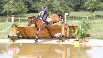 Vittoria Panizzon et Merlot Magic dans le nouveau gué du Haras du Pin. Photo Pauline Chevalier