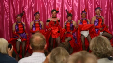 Les Français dans leur numéro du Moulin Rouge revisité (P. Chevalier)