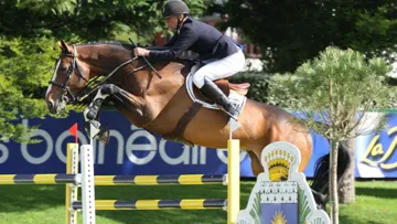 Roger-Yvest Bost et Nippon d'Elle, ici lors du CSIO de La Baule, ont porté l'équipe de France, hier après-midi à Dublin, grâce à leur double sans-faute. Crédit Scoopdyga
