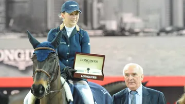 Félicitée par Walter von Känel, directeur général de Longines, l'Ukrainienne Katharina Offel a réussi un sacré un numéro ce soir à Hong Kong. Photo Scoopdyga