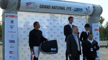 La remise des prix du Grand Prix d'aujourd'hui s'est fait en compagnie d'Henri Plagnol, maire de Saint-Maur et par Marie Rosier, directrice du Centre Hippique Municipal. Crédit D.R