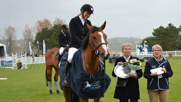 Laura Renwick et Bintang II, lors de la remise des prix de l'épreuve des sept ans. Photo Jumping Le Touquet